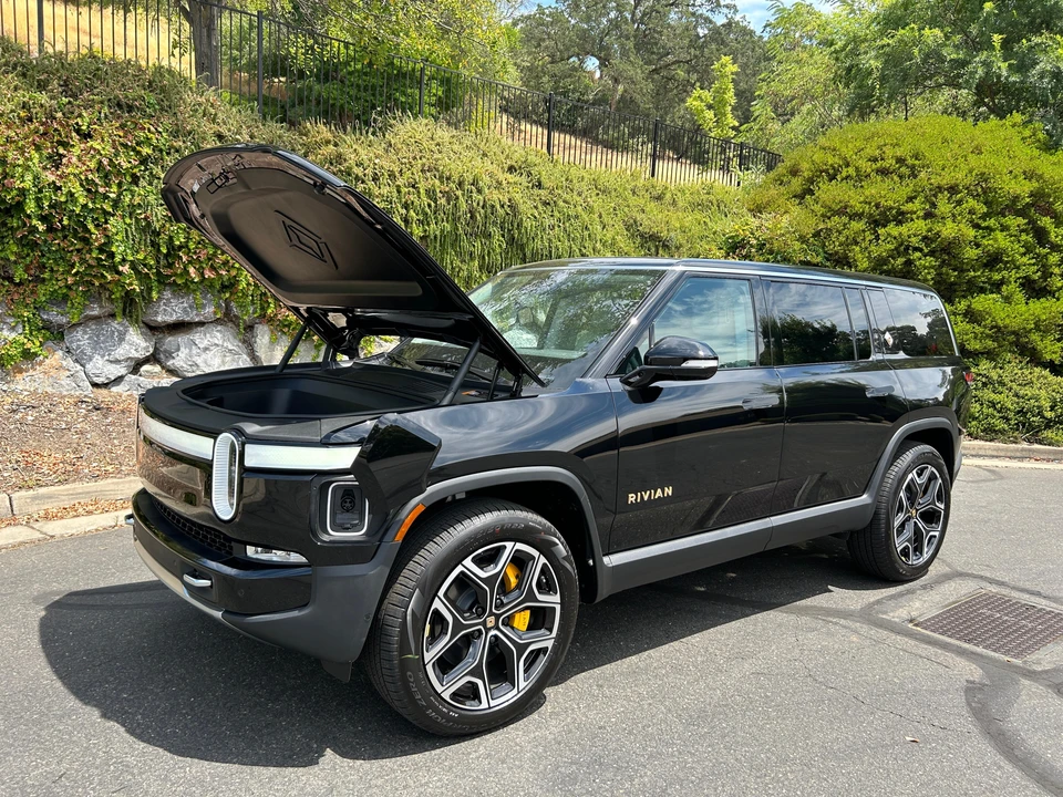 2023 Rivian R1S - Image 12 of 31