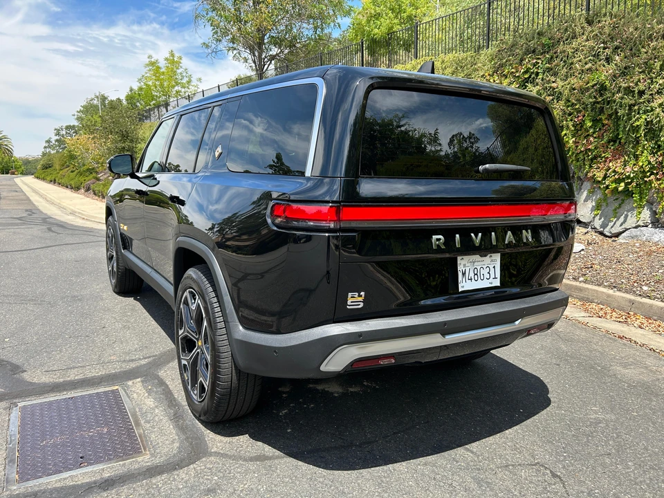 2023 Rivian R1S - Image 17 of 31