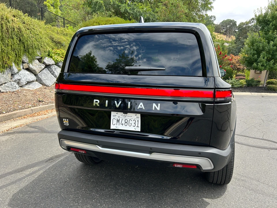 2023 Rivian R1S - Image 21 of 31