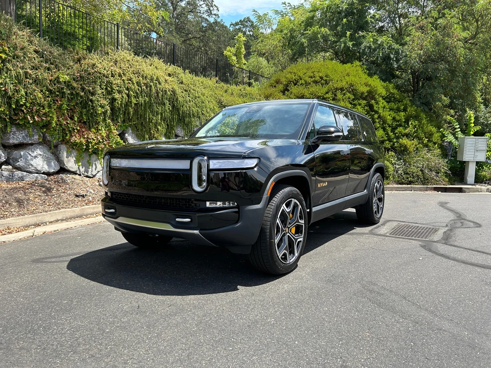 2023 Rivian R1S - Image 9 of 31