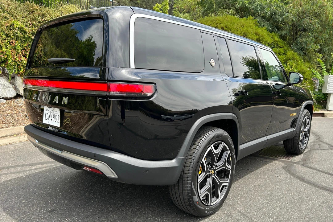 2023 Rivian R1S - Image 4 of 31