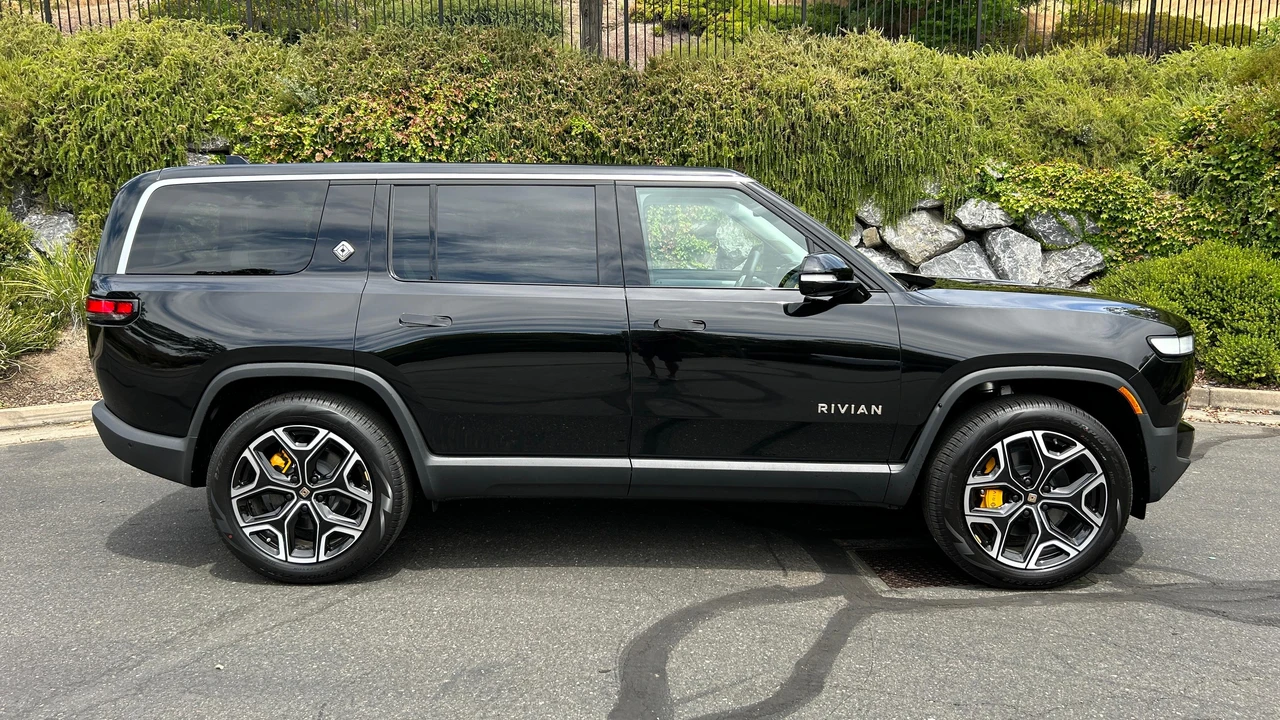 2023 Rivian R1S - Image 25 of 31