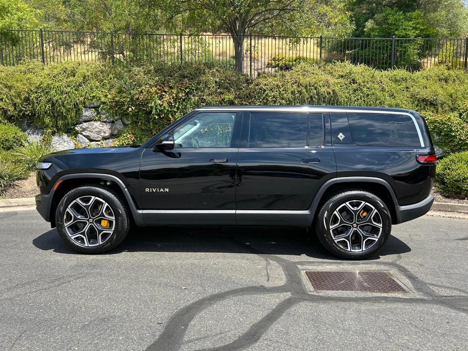 2023 Rivian R1S - Image 13 of 31