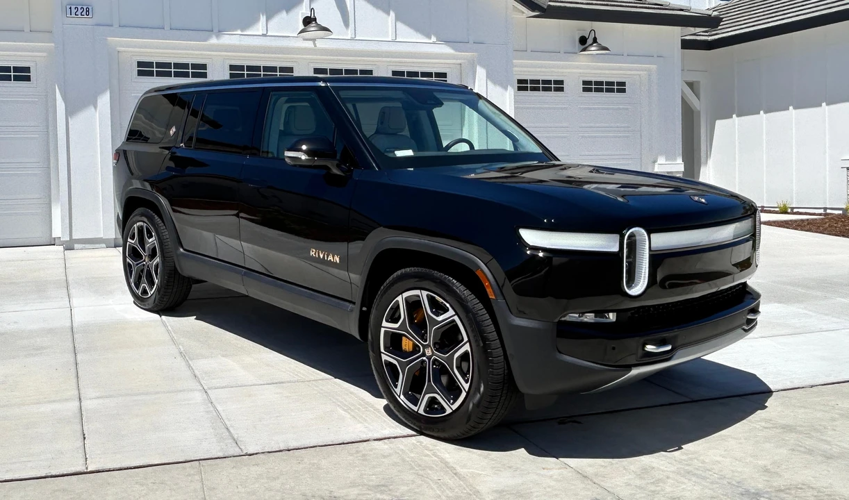 2023 Rivian R1S - Image 28 of 31