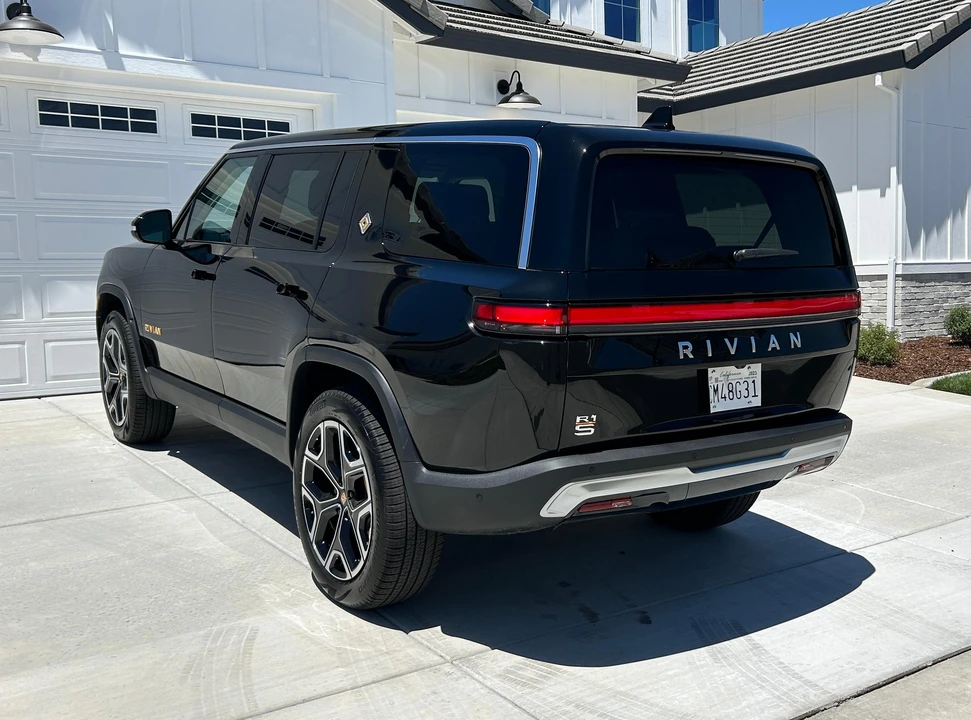 2023 Rivian R1S - Image 16 of 31