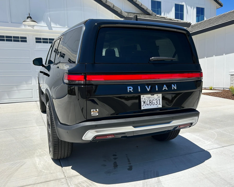 2023 Rivian R1S - Image 18 of 31