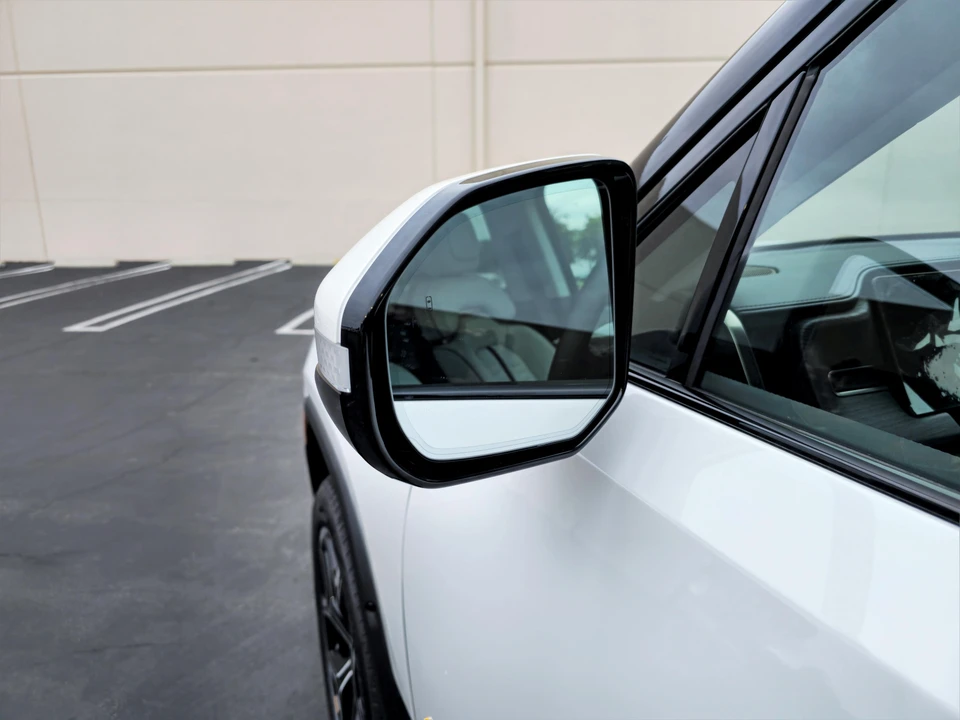2023 Rivian R1S - Image 23 of 31