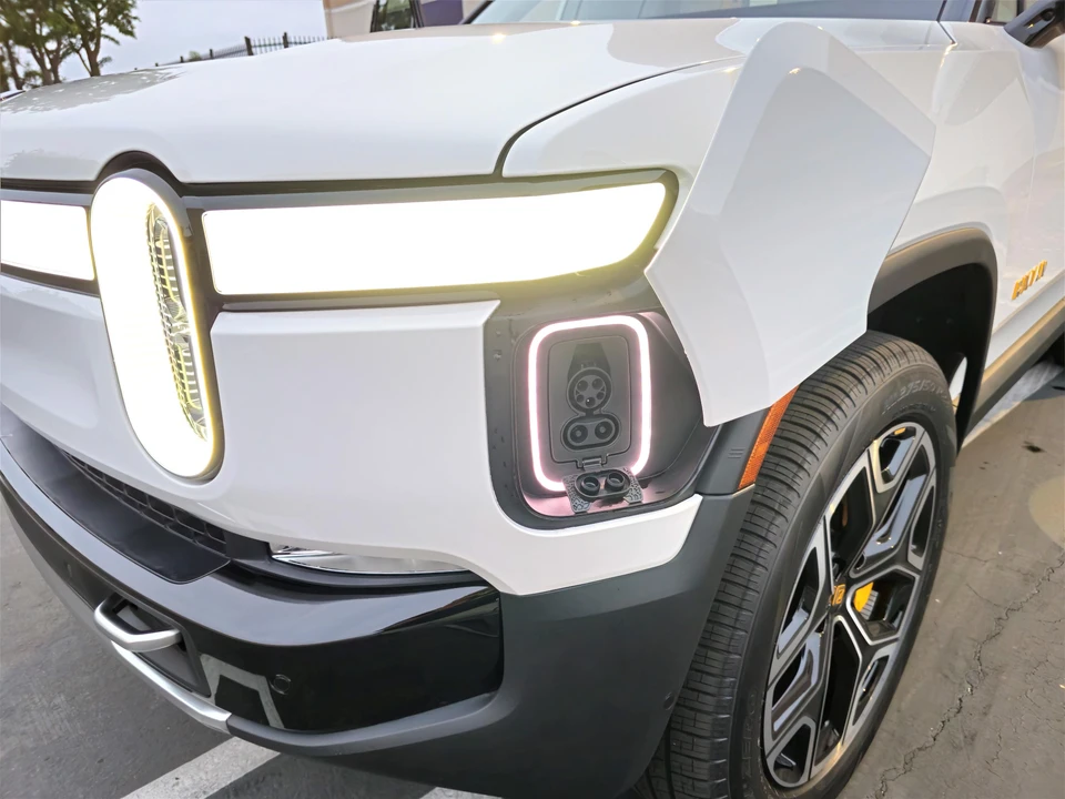 2023 Rivian R1S - Image 19 of 31
