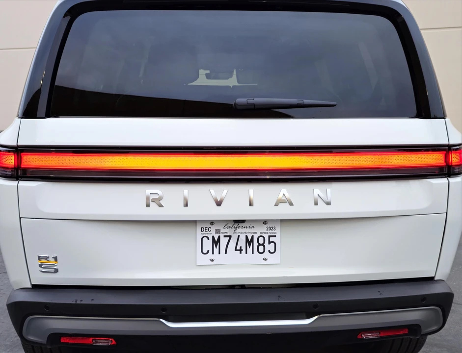 2023 Rivian R1S - Image 26 of 31