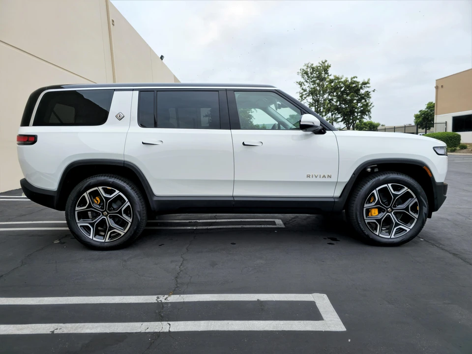 2023 Rivian R1S - Image 11 of 31