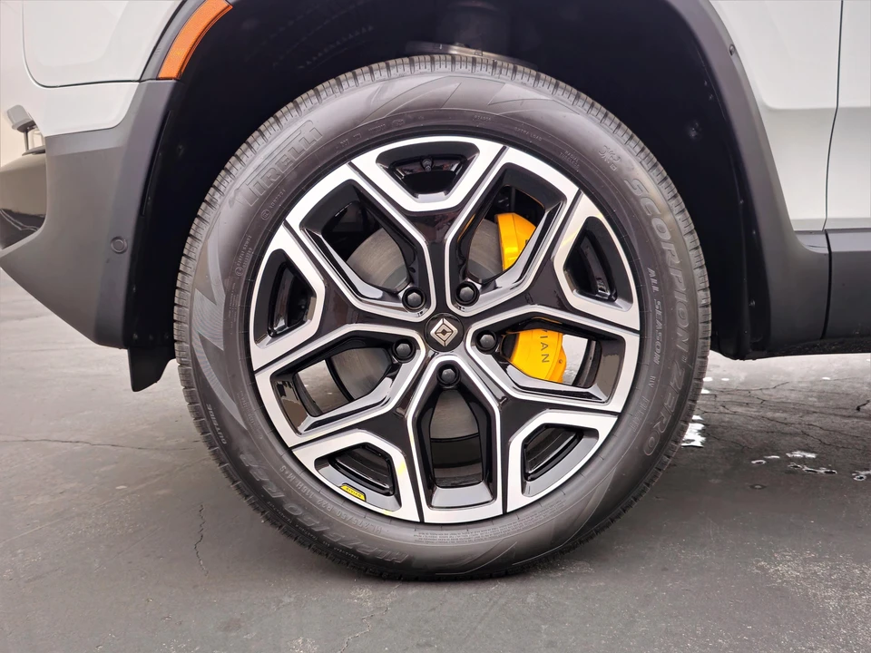 2023 Rivian R1S - Image 31 of 31