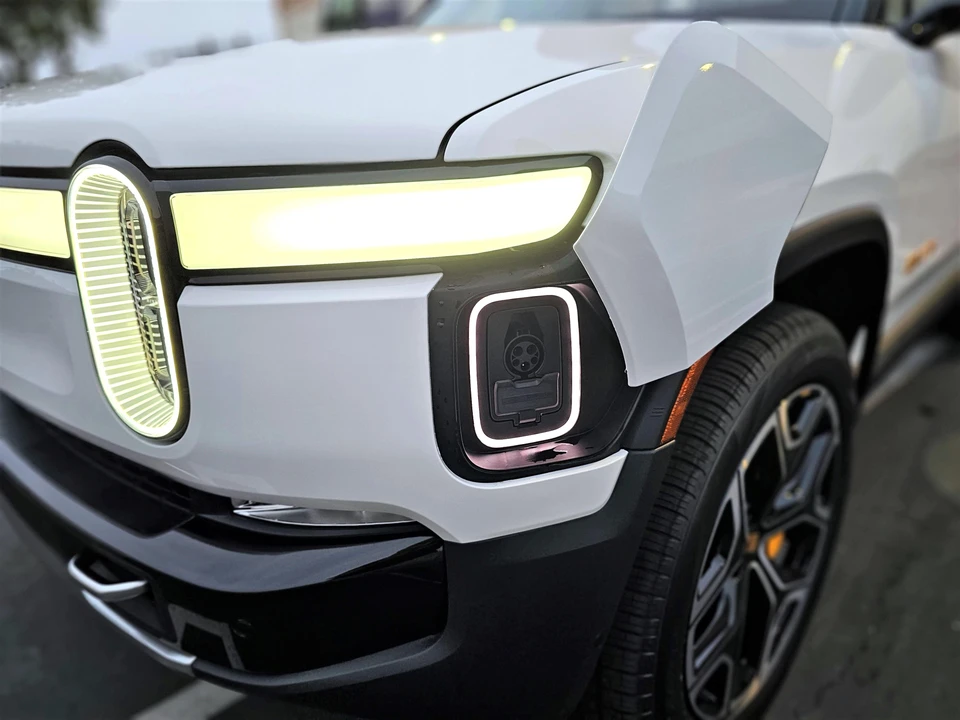2023 Rivian R1S - Image 18 of 31