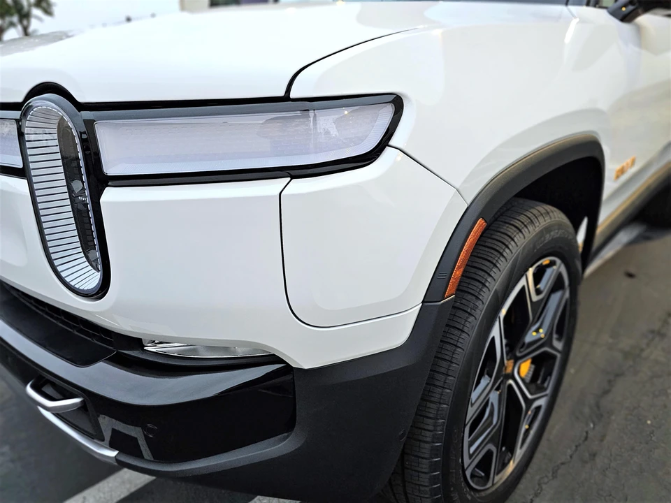 2023 Rivian R1S - Image 17 of 31