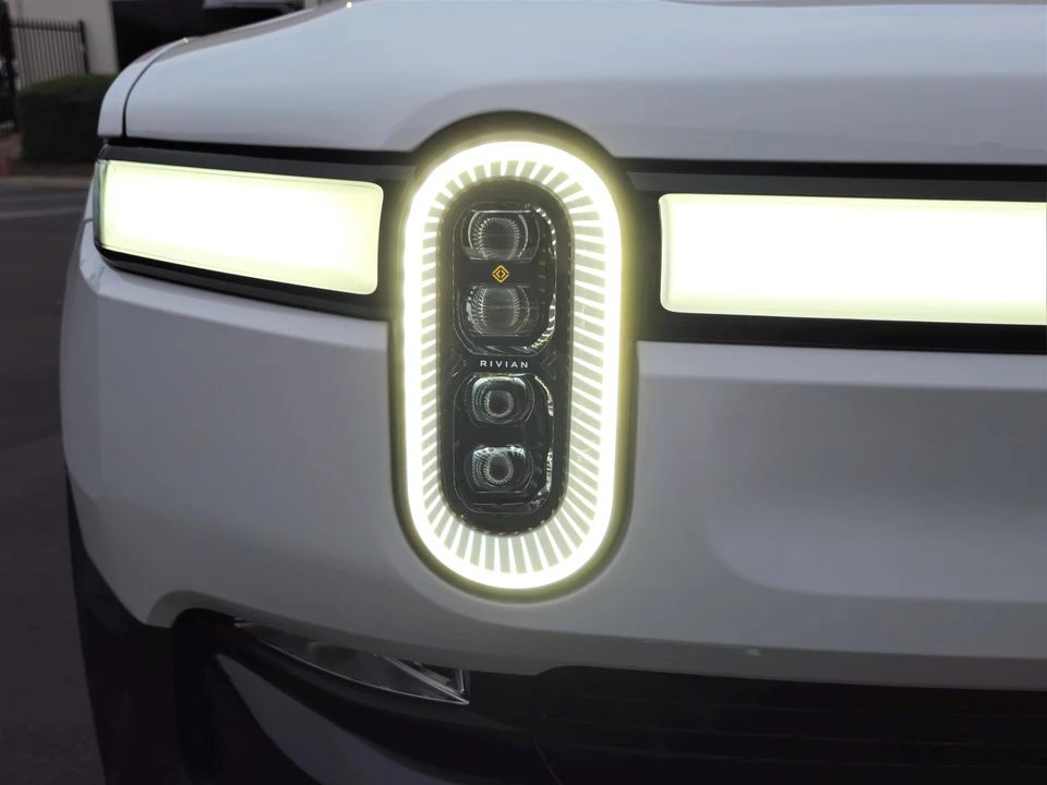 2023 Rivian R1S - Image 12 of 31