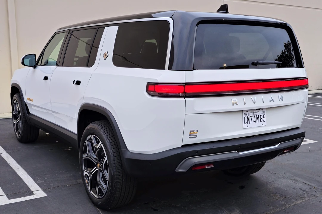 2023 Rivian R1S - Image 4 of 31