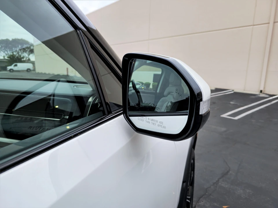 2023 Rivian R1S - Image 28 of 31