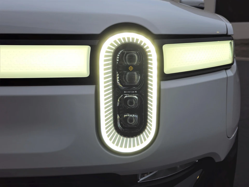 2023 Rivian R1S - Image 14 of 31