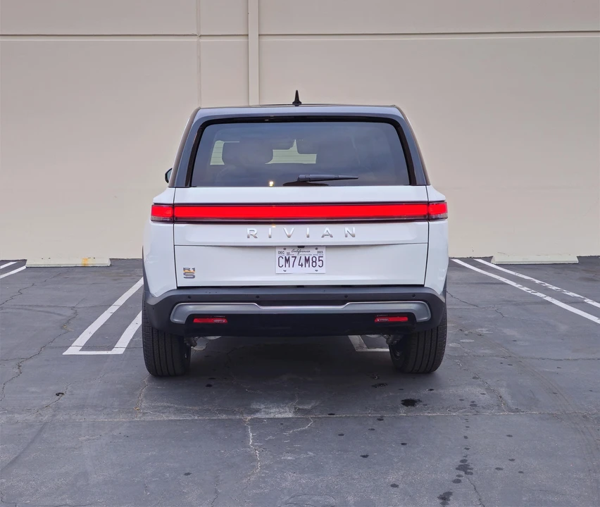 2023 Rivian R1S - Image 8 of 31