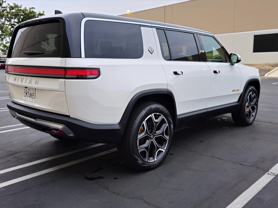 2023 Rivian R1S - Image 10 of 31