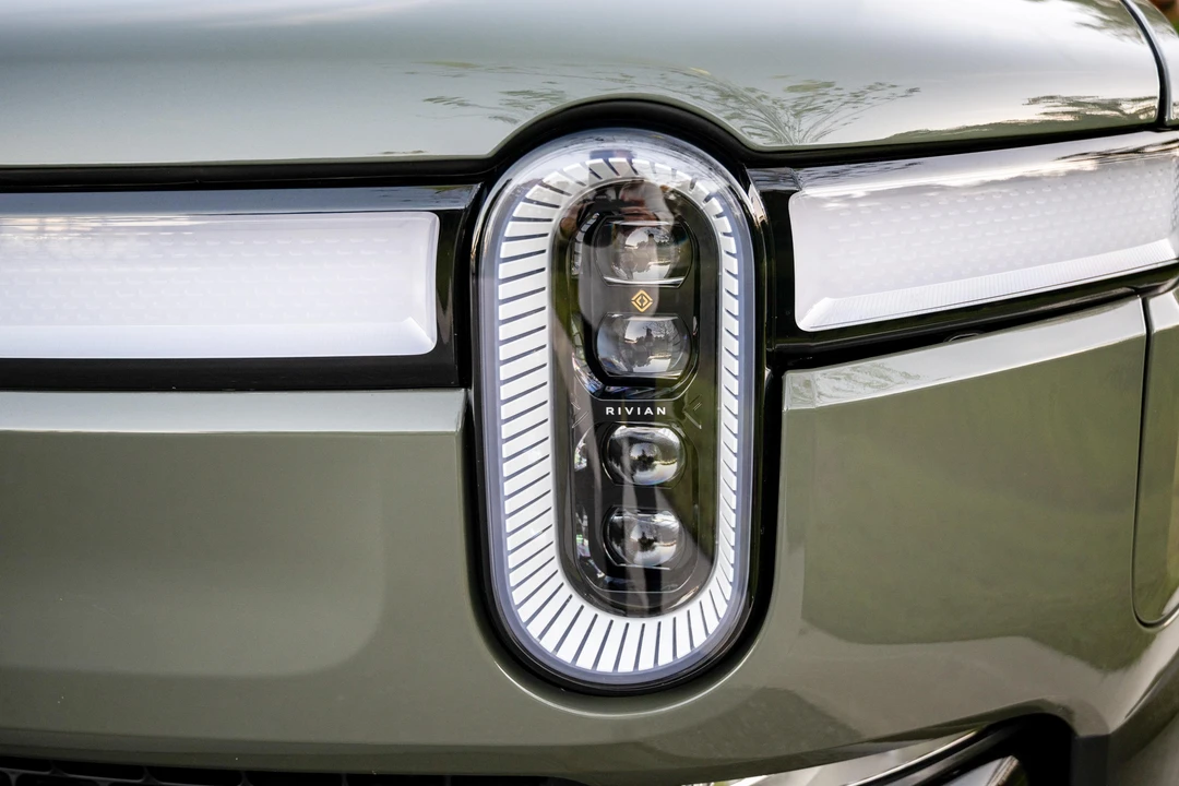 2023 Rivian R1S - Image 18 of 31