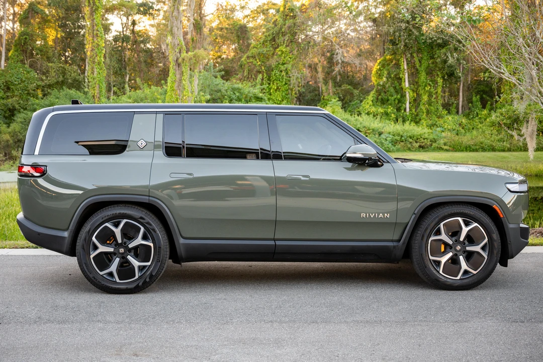 2023 Rivian R1S - Image 10 of 31