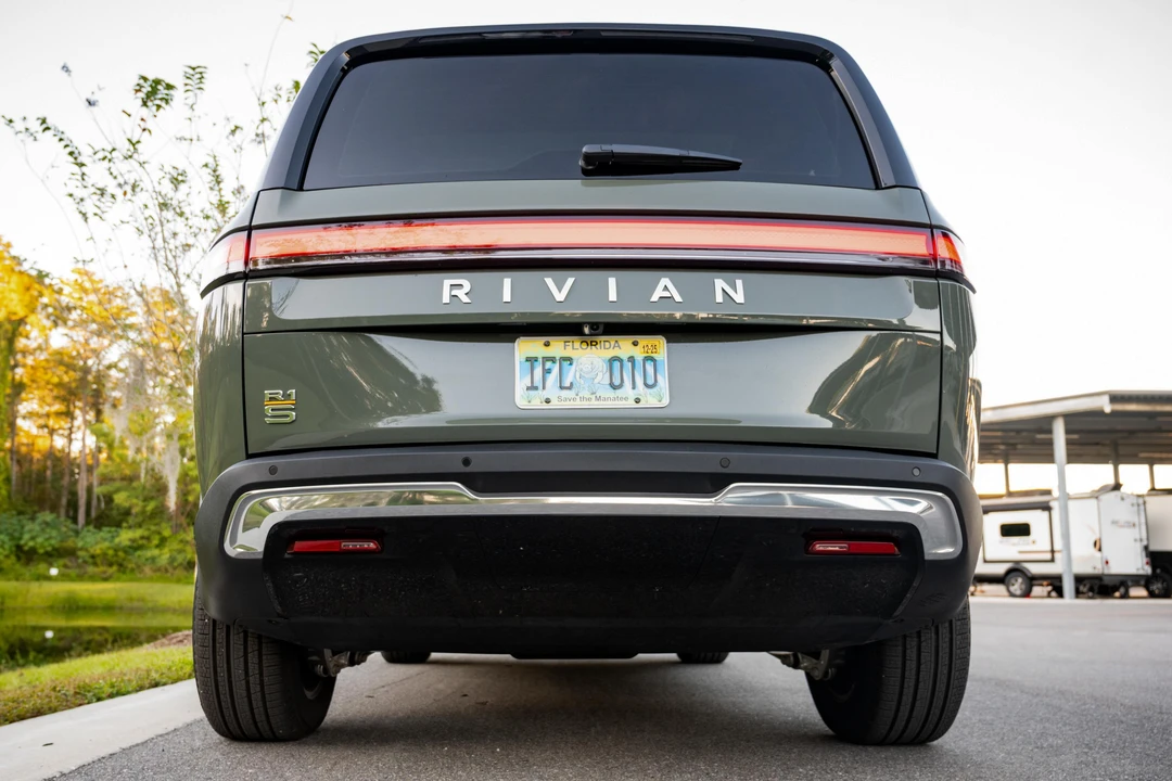 2023 Rivian R1S - Image 8 of 31