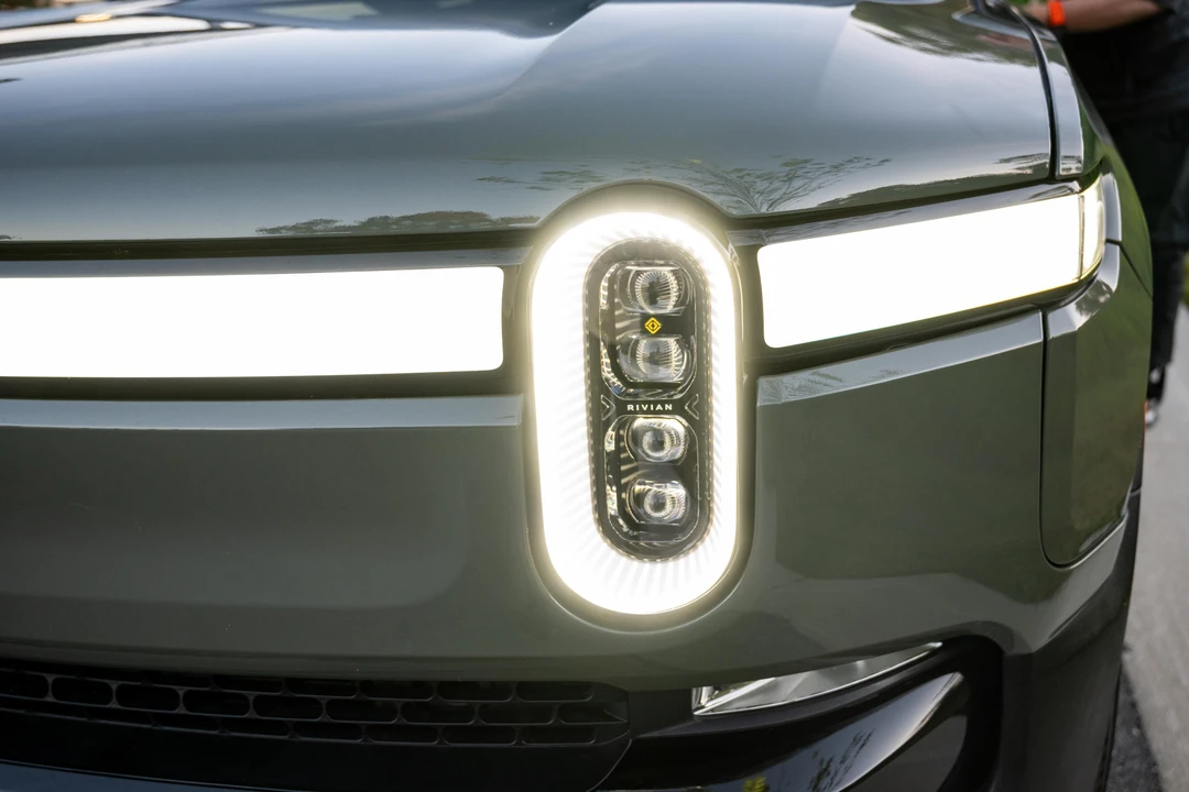 2023 Rivian R1S - Image 17 of 31