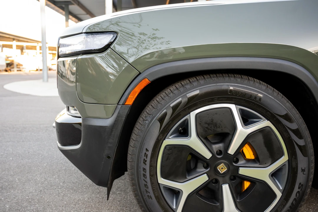 2023 Rivian R1S - Image 20 of 31