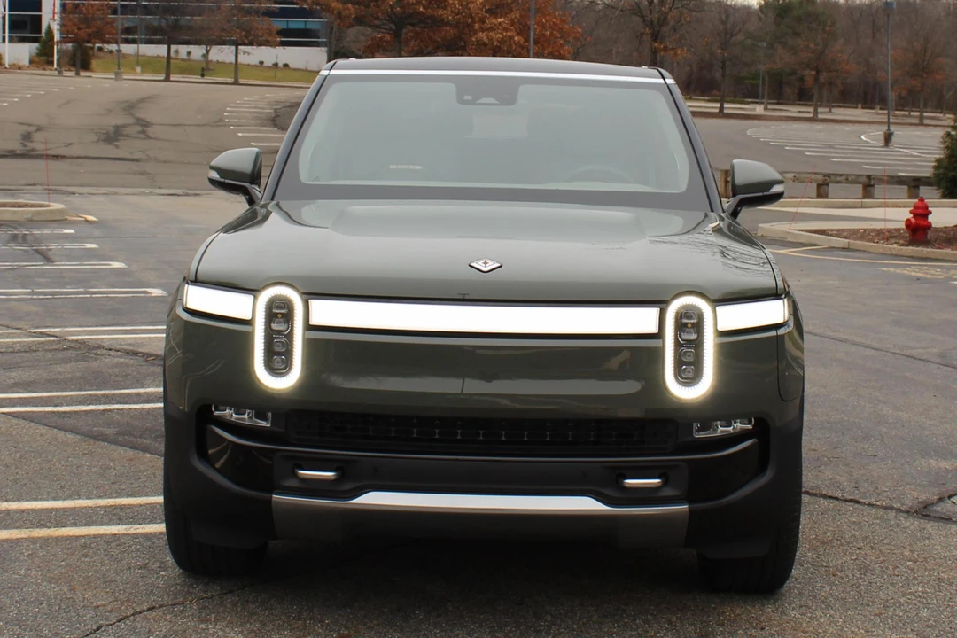 2023 Rivian R1S - Image 2 of 5
