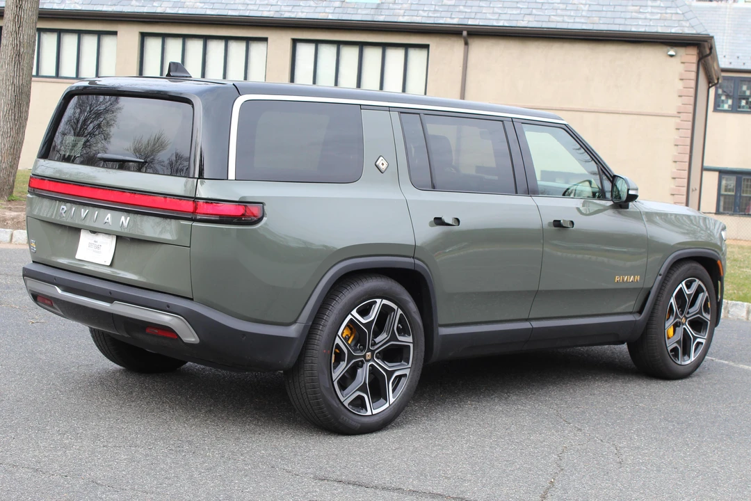 2023 Rivian R1S - Image 4 of 5