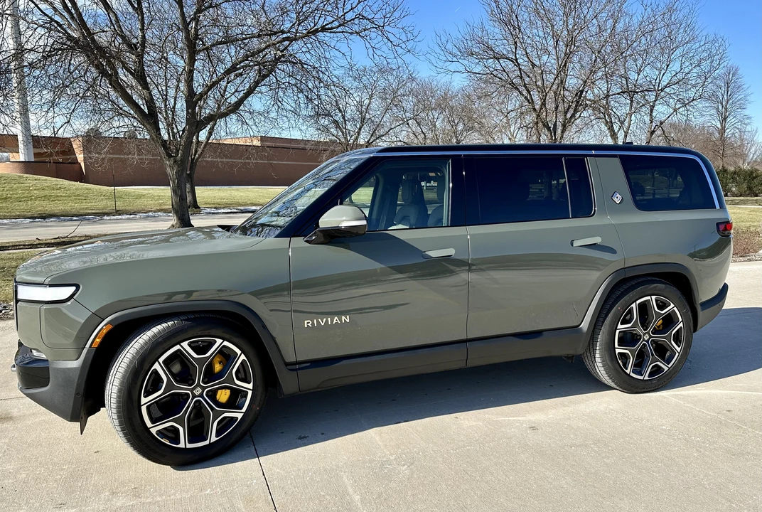 2023 Rivian R1S - Image 10 of 31