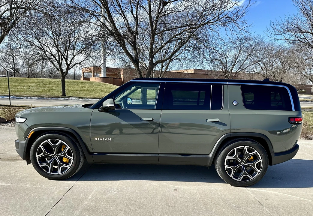 2023 Rivian R1S - Image 11 of 31