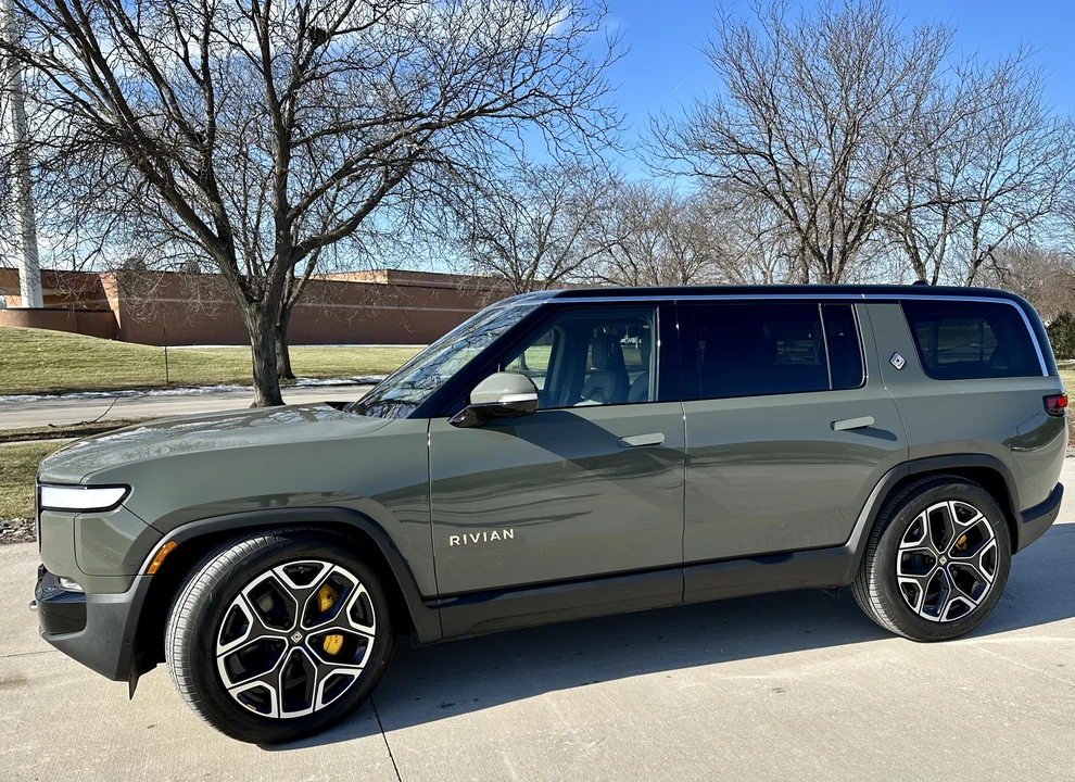 2023 Rivian R1S - Image 9 of 31