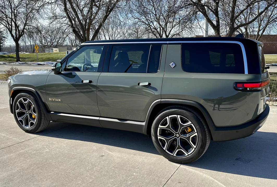 2023 Rivian R1S - Image 12 of 31