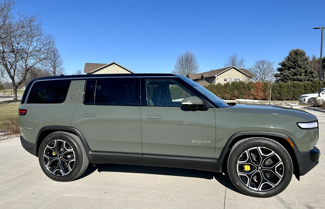 2023 Rivian R1S - Image 16 of 31