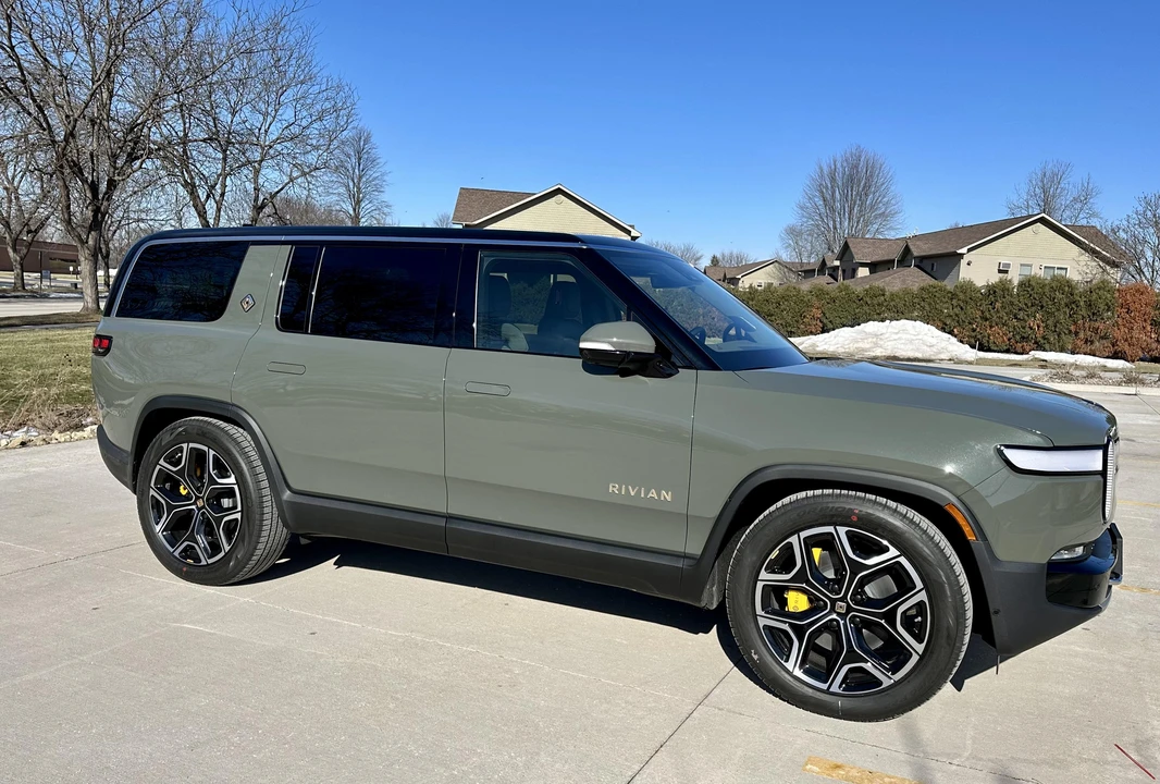 2023 Rivian R1S - Image 17 of 31