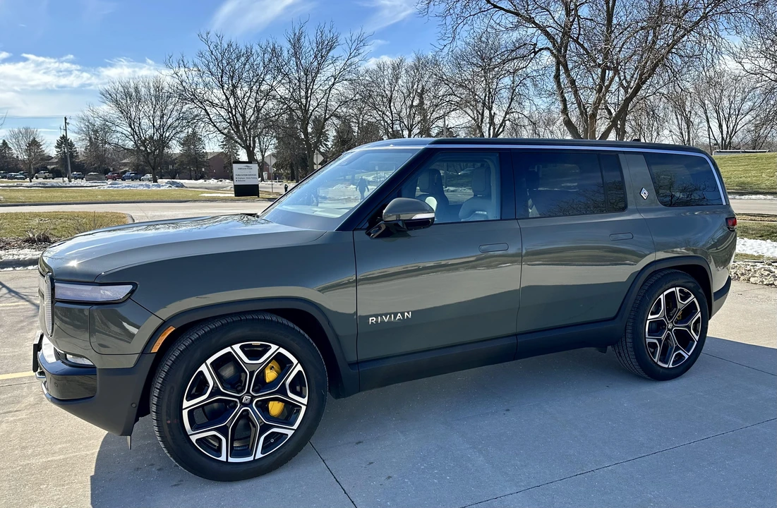 2023 Rivian R1S - Image 8 of 31
