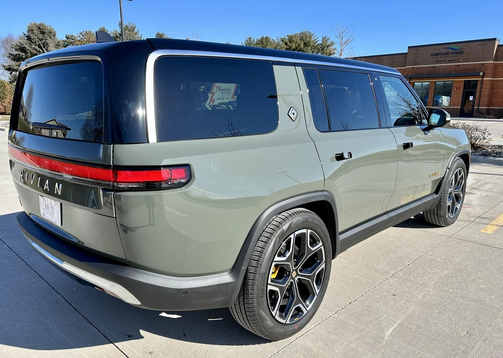 2023 Rivian R1S - Image 14 of 31
