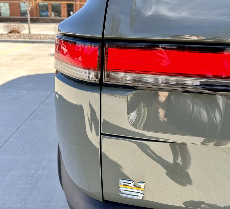 2023 Rivian R1S - Image 28 of 31
