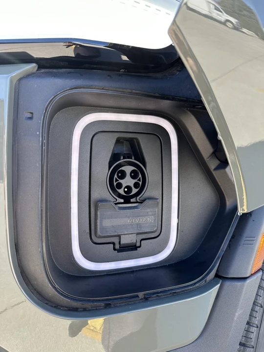 2023 Rivian R1S - Image 23 of 31