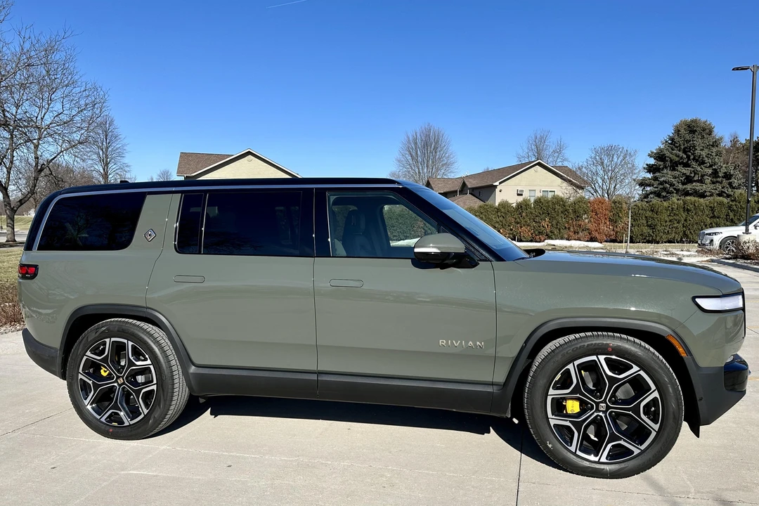 2023 Rivian R1S - Image 3 of 31