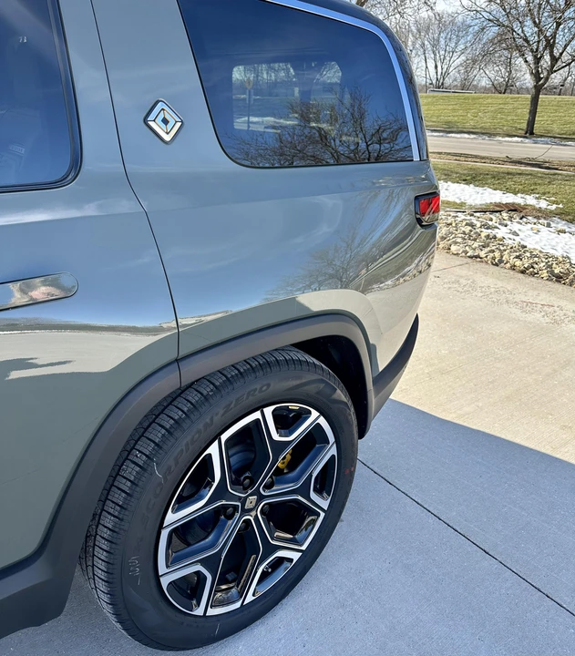 2023 Rivian R1S - Image 27 of 31