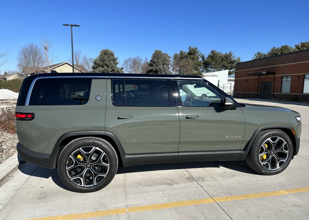 2023 Rivian R1S - Image 15 of 31