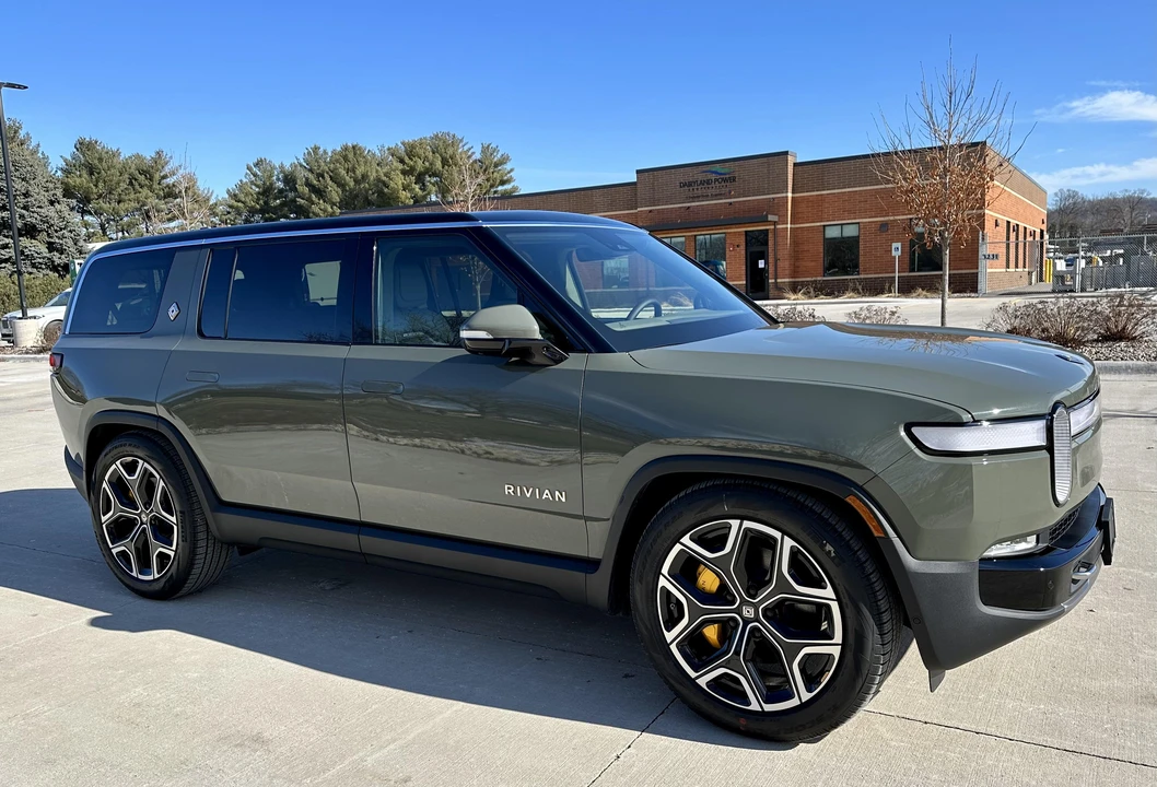 2023 Rivian R1S - Image 18 of 31