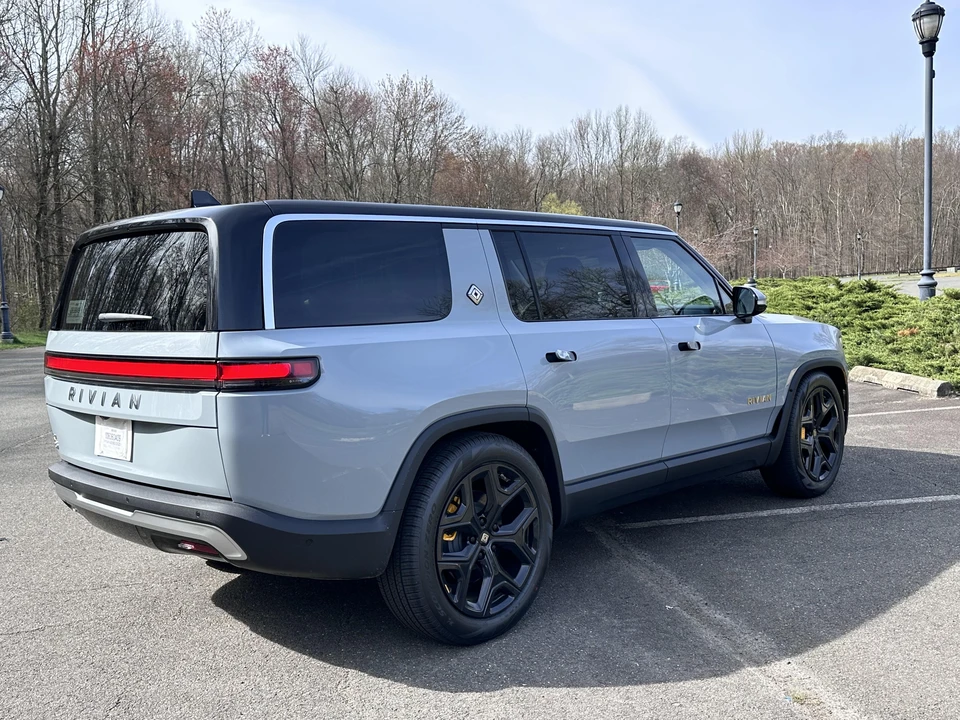 2023 Rivian R1S - Image 19 of 31