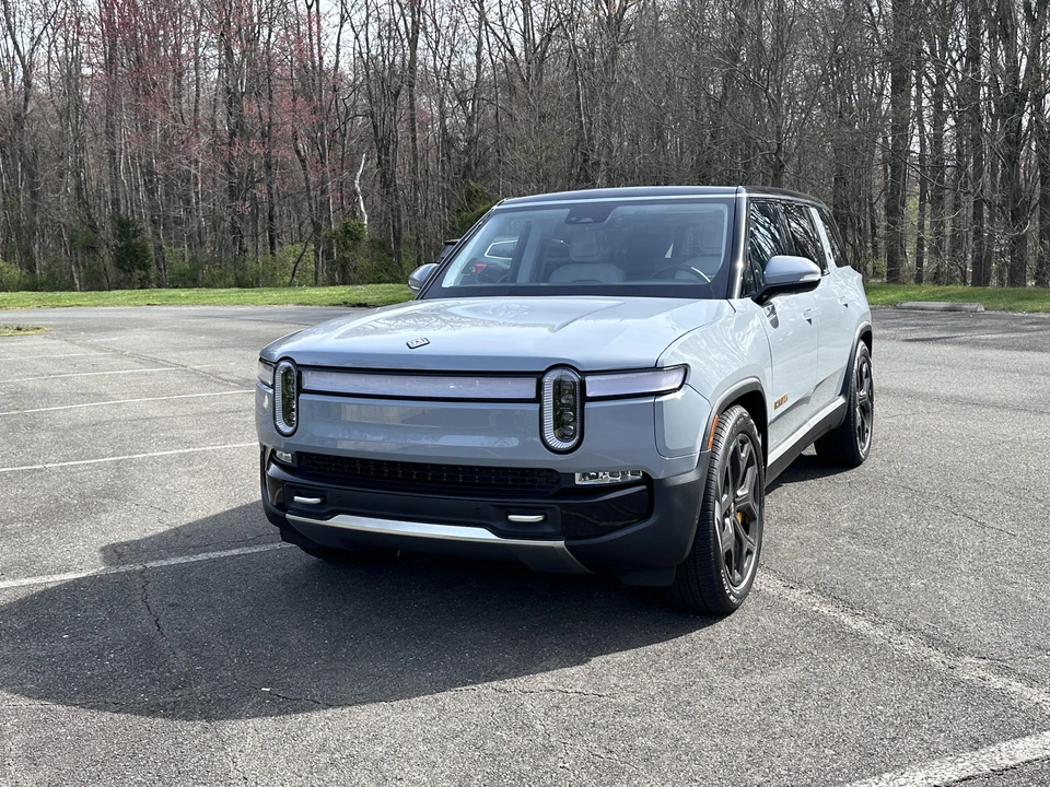 2023 Rivian R1S - Image 9 of 31