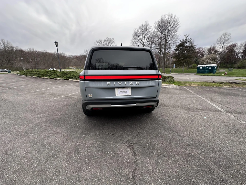 2023 Rivian R1S - Image 15 of 31