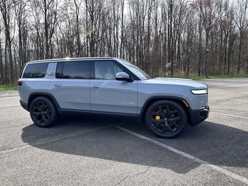 2023 Rivian R1S - Image 23 of 31
