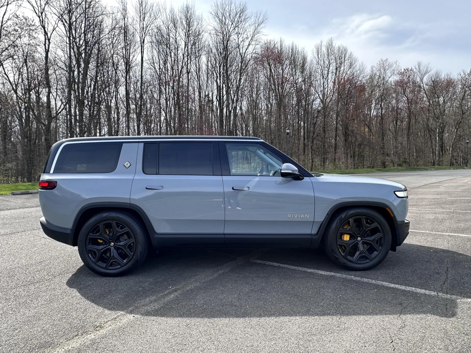 2023 Rivian R1S - Image 22 of 31