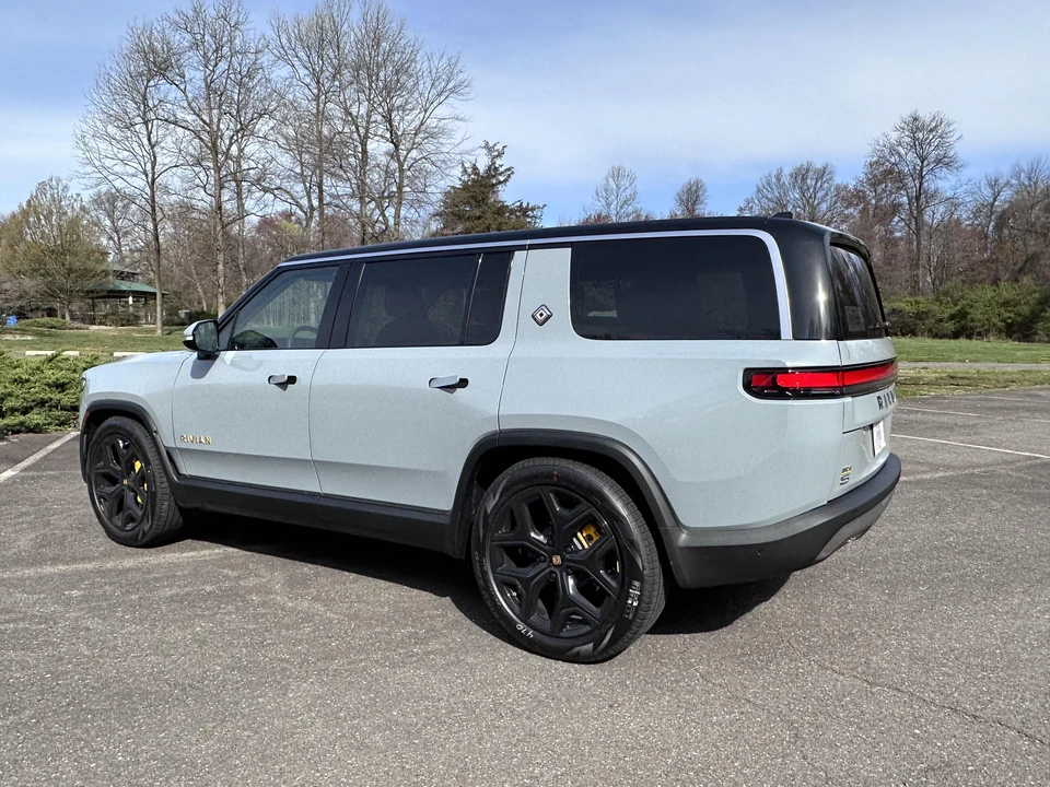 2023 Rivian R1S - Image 12 of 31